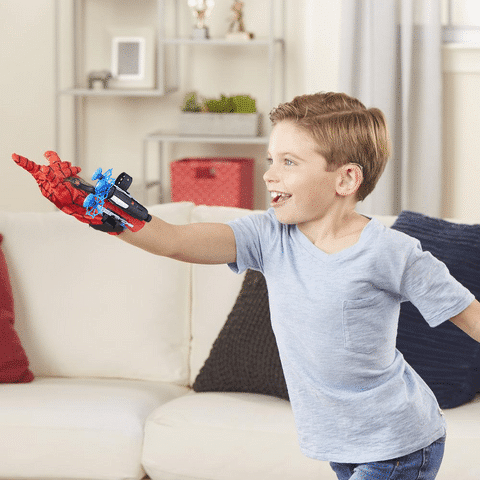 criança-brincando-de-homem-aranha-com-luva-e-lança-teias-loja-compreinhome