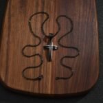 Colar Crucifixo Linhas em Aço Inoxidável - vipzio
