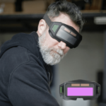 O Óculos para Solda com Escurecimento Automático é indicado para uso esporádico ou hobby com proteção tonalidade do escurecimento fixo DIN 11. Produto prático e confortável, esses óculos é uma excelente alternativa para pequenos serviços de solda a serem feitos com rapidez. Também são ótimos para soldas em locais apertados.
