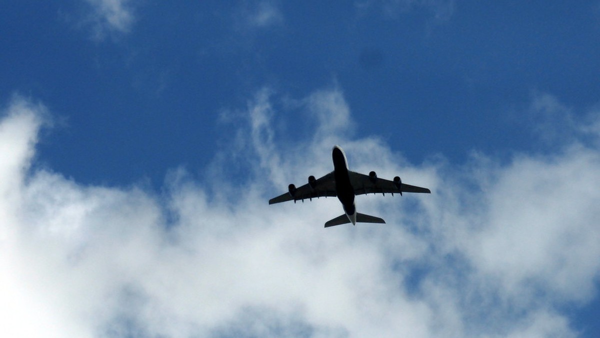 Passar mal dentro do avião: o que a companhia aérea deve fazer em casos de mal-estar ou de morte