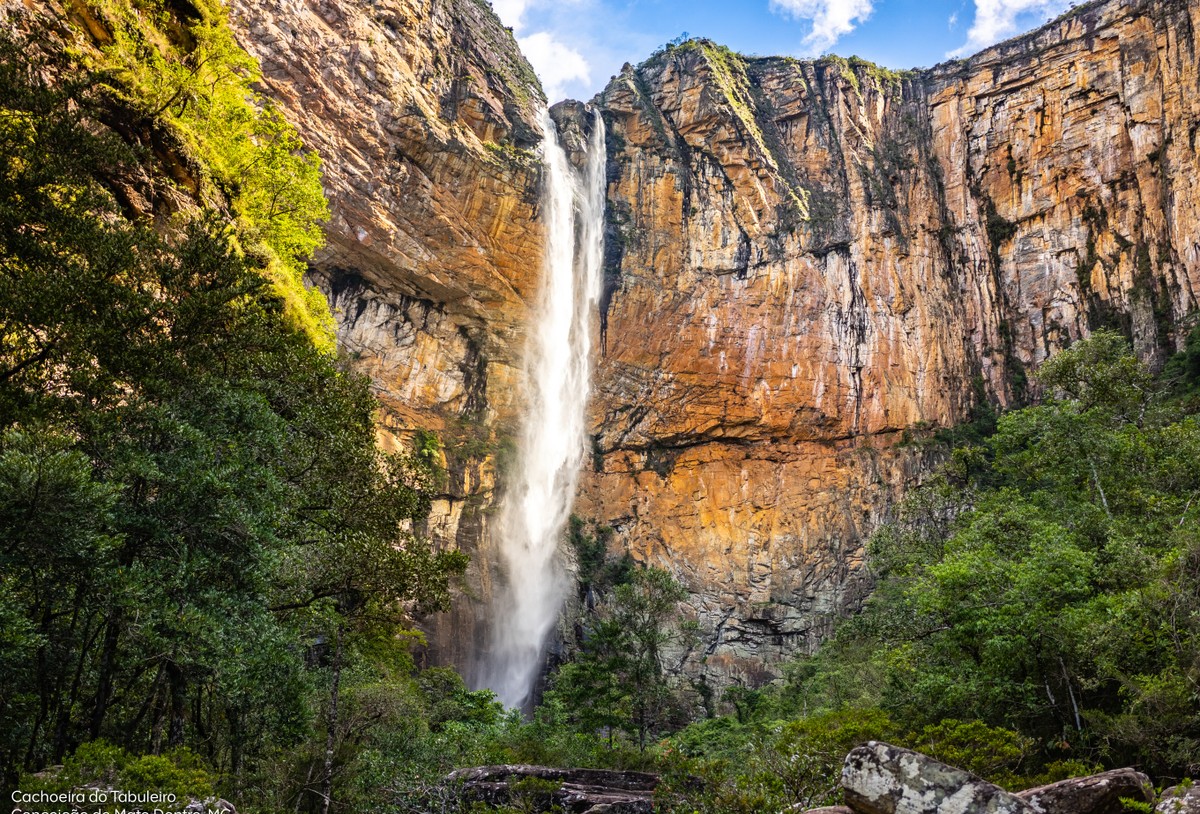 Trilhas que passam pela Mata Atlântica e maior queda d'água de MG: Conheça a Rota das 10 Cachoeiras