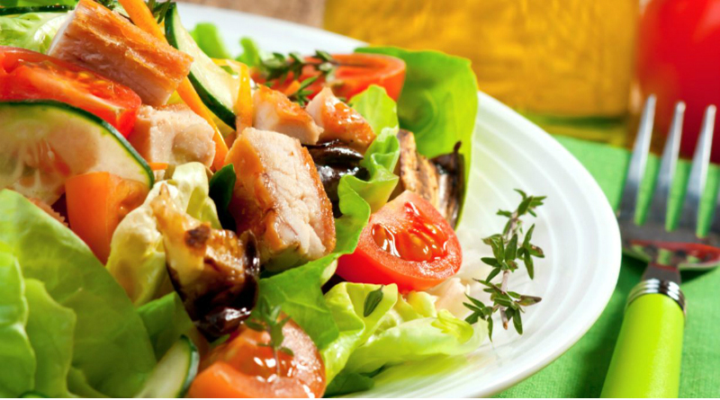 Salada de Frango Saudável: A Opção Perfeita para Refeições Leves e Nutritivas!