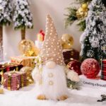 O Gnomo de Natal com LED de 30 cm traz um toque do folclore nórdico, iluminando sua decoração festiva com charme e protecção. Com um design adorável e detalhes iluminados, esse gnomo é perfeito para aditar um toque mágico à sua morada durante as festas de termo de ano.