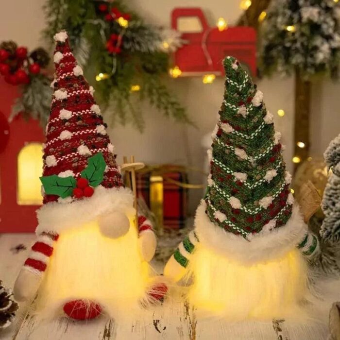 O Gnomo de Natal com LED de 30 cm traz um toque do folclore nórdico, iluminando sua decoração festiva com charme e protecção. Com um design adorável e detalhes iluminados, esse gnomo é perfeito para aditar um toque mágico à sua morada durante as festas de termo de ano.