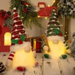 O Gnomo de Natal com LED de 30 cm traz um toque do folclore nórdico, iluminando sua decoração festiva com charme e protecção. Com um design adorável e detalhes iluminados, esse gnomo é perfeito para aditar um toque mágico à sua morada durante as festas de termo de ano.