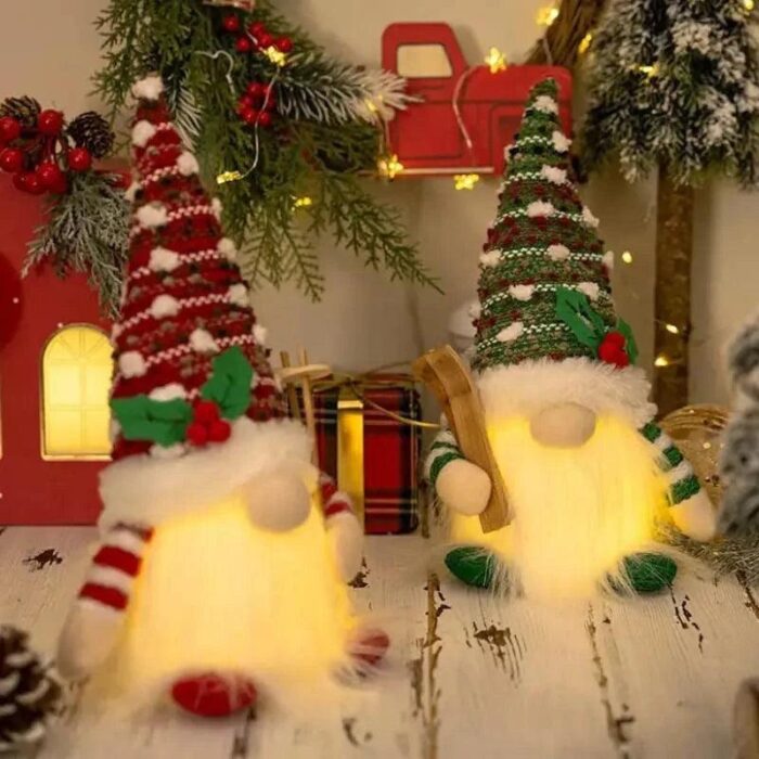 O Gnomo de Natal com LED de 30 cm traz um toque do folclore nórdico, iluminando sua decoração festiva com charme e protecção. Com um design adorável e detalhes iluminados, esse gnomo é perfeito para aditar um toque mágico à sua morada durante as festas de termo de ano.