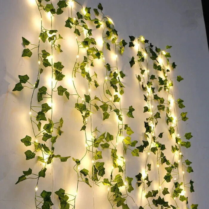 Esta vegetal decorativa com iluminação LED da VipZio traz vida, cor e fulgor ao seu espaço, criando um verdadeiro refúgio de tranquilidade. As luzes LED suaves proporcionam uma atmosfera acolhedora, integrando a serenidade da natureza à sua decoração com um toque moderno e elegante.