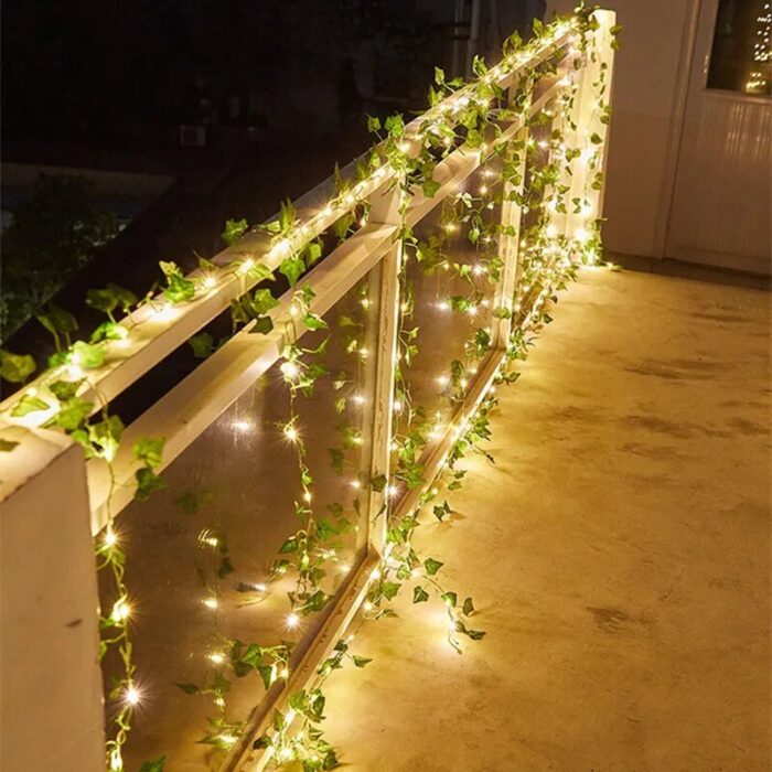 Esta vegetal decorativa com iluminação LED da VipZio traz vida, cor e fulgor ao seu espaço, criando um verdadeiro refúgio de tranquilidade. As luzes LED suaves proporcionam uma atmosfera acolhedora, integrando a serenidade da natureza à sua decoração com um toque moderno e elegante.