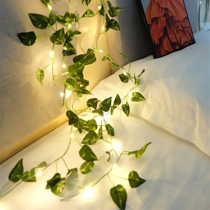 Esta vegetal decorativa com iluminação LED da VipZio traz vida, cor e fulgor ao seu espaço, criando um verdadeiro refúgio de tranquilidade. As luzes LED suaves proporcionam uma atmosfera acolhedora, integrando a serenidade da natureza à sua decoração com um toque moderno e elegante.