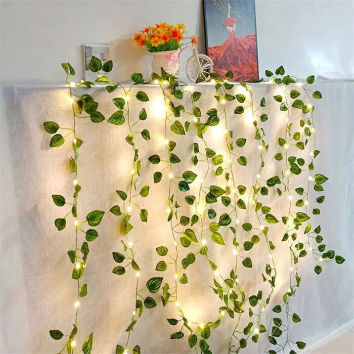 Esta vegetal decorativa com iluminação LED da VipZio traz vida, cor e fulgor ao seu espaço, criando um verdadeiro refúgio de tranquilidade. As luzes LED suaves proporcionam uma atmosfera acolhedora, integrando a serenidade da natureza à sua decoração com um toque moderno e elegante.