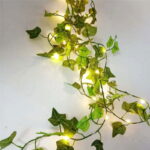 Esta vegetal decorativa com iluminação LED da VipZio traz vida, cor e fulgor ao seu espaço, criando um verdadeiro refúgio de tranquilidade. As luzes LED suaves proporcionam uma atmosfera acolhedora, integrando a serenidade da natureza à sua decoração com um toque moderno e elegante.
