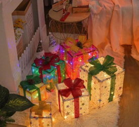 A Caixa de Presente Natalina Iluminada com Laço Decorativo é uma soma perfeita para trazer um charme festivo à sua decoração de Natal. Oriente conjunto, constituído por três caixas de presente iluminadas e adornadas com laços, é ideal para ser disposto sob a árvore ou em qualquer outro sítio, criando uma atmosfera acolhedora e mágica. As caixas são equipadas com luzes LED que oferecem vários modos de iluminação, todos controláveis por um prático controle remoto.