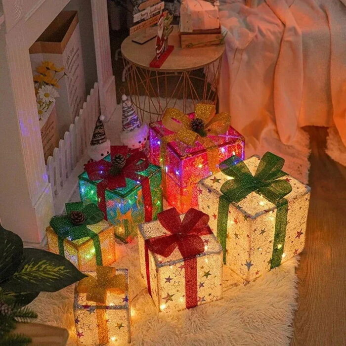 A Caixa de Presente Natalina Iluminada com Laço Decorativo é uma soma perfeita para trazer um charme festivo à sua decoração de Natal. Oriente conjunto, constituído por três caixas de presente iluminadas e adornadas com laços, é ideal para ser disposto sob a árvore ou em qualquer outro sítio, criando uma atmosfera acolhedora e mágica. As caixas são equipadas com luzes LED que oferecem vários modos de iluminação, todos controláveis por um prático controle remoto.