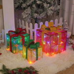 A Caixa de Presente Natalina Iluminada com Laço Decorativo é uma soma perfeita para trazer um charme festivo à sua decoração de Natal. Oriente conjunto, constituído por três caixas de presente iluminadas e adornadas com laços, é ideal para ser disposto sob a árvore ou em qualquer outro sítio, criando uma atmosfera acolhedora e mágica. As caixas são equipadas com luzes LED que oferecem vários modos de iluminação, todos controláveis por um prático controle remoto.