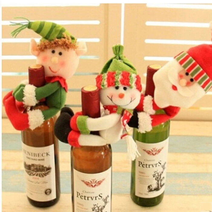 A Protetor para Garrafa de Vinho com Papai Noel e Boneco de Neve  é a escolha ideal para decorar suas garrafas de vinho durante o Natal, transformando-se em secção da decoração festiva. Perfeita para mesas de jantar, festas ou uma vez que presente, essa envoltório adiciona charme e diversão às celebrações.
