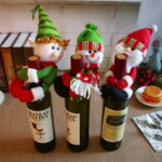 A Protetor para Garrafa de Vinho com Papai Noel e Boneco de Neve  é a escolha ideal para decorar suas garrafas de vinho durante o Natal, transformando-se em secção da decoração festiva. Perfeita para mesas de jantar, festas ou uma vez que presente, essa envoltório adiciona charme e diversão às celebrações.