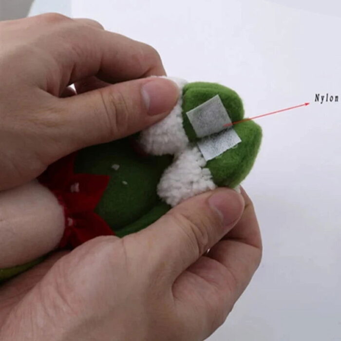 A Protetor para Garrafa de Vinho com Papai Noel e Boneco de Neve  é a escolha ideal para decorar suas garrafas de vinho durante o Natal, transformando-se em secção da decoração festiva. Perfeita para mesas de jantar, festas ou uma vez que presente, essa envoltório adiciona charme e diversão às celebrações.