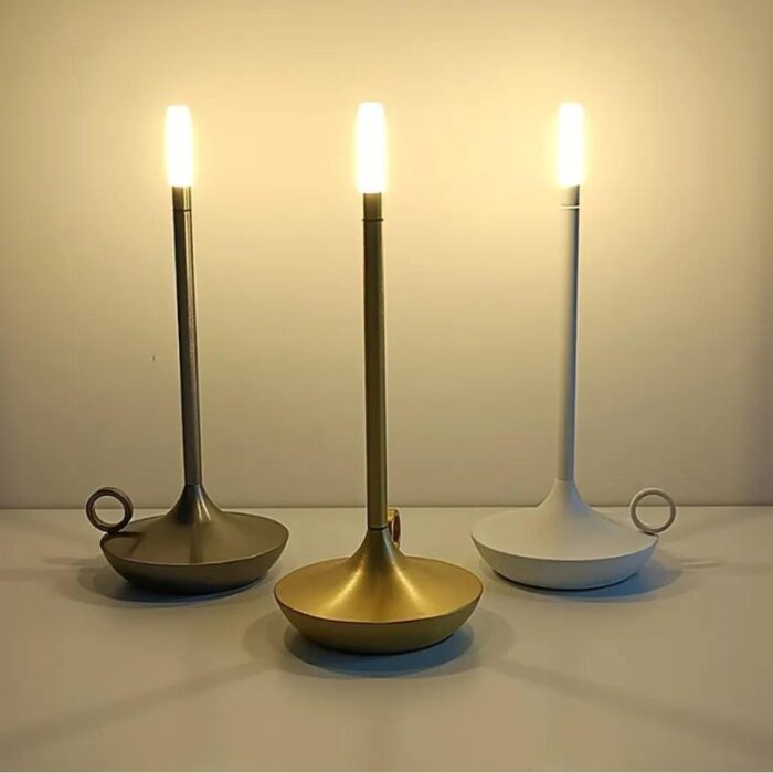 A Luminária de Mesa Estilo Vela Sem Fio traz um toque de sofisticação e charme para o seu envolvente. Seu design elegante imita a luz suave de uma vela verdadeira, proporcionando uma iluminação sem fio que pode ser ajustada, ideal para gerar uma atmosfera intimista em jantares românticos, momentos de relaxamento ou uma vez que um pormenor peculiar na sua decoração de festas.