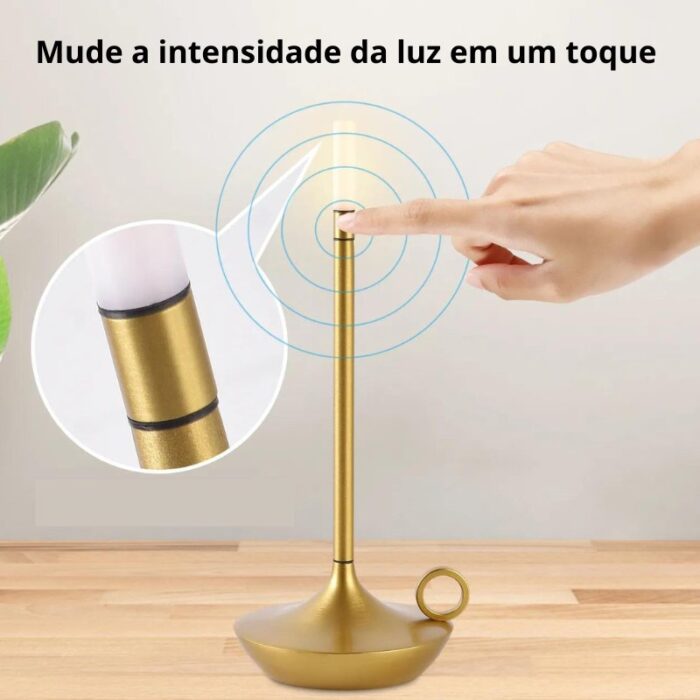 A Luminária de Mesa Estilo Vela Sem Fio traz um toque de sofisticação e charme para o seu envolvente. Seu design elegante imita a luz suave de uma vela verdadeira, proporcionando uma iluminação sem fio que pode ser ajustada, ideal para gerar uma atmosfera intimista em jantares românticos, momentos de relaxamento ou uma vez que um pormenor peculiar na sua decoração de festas.