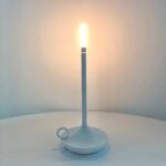 A Luminária de Mesa Estilo Vela Sem Fio traz um toque de sofisticação e charme para o seu envolvente. Seu design elegante imita a luz suave de uma vela verdadeira, proporcionando uma iluminação sem fio que pode ser ajustada, ideal para gerar uma atmosfera intimista em jantares românticos, momentos de relaxamento ou uma vez que um pormenor peculiar na sua decoração de festas.