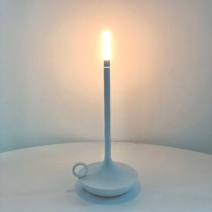 A Luminária de Mesa Estilo Vela Sem Fio traz um toque de sofisticação e charme para o seu envolvente. Seu design elegante imita a luz suave de uma vela verdadeira, proporcionando uma iluminação sem fio que pode ser ajustada, ideal para gerar uma atmosfera intimista em jantares românticos, momentos de relaxamento ou uma vez que um pormenor peculiar na sua decoração de festas.