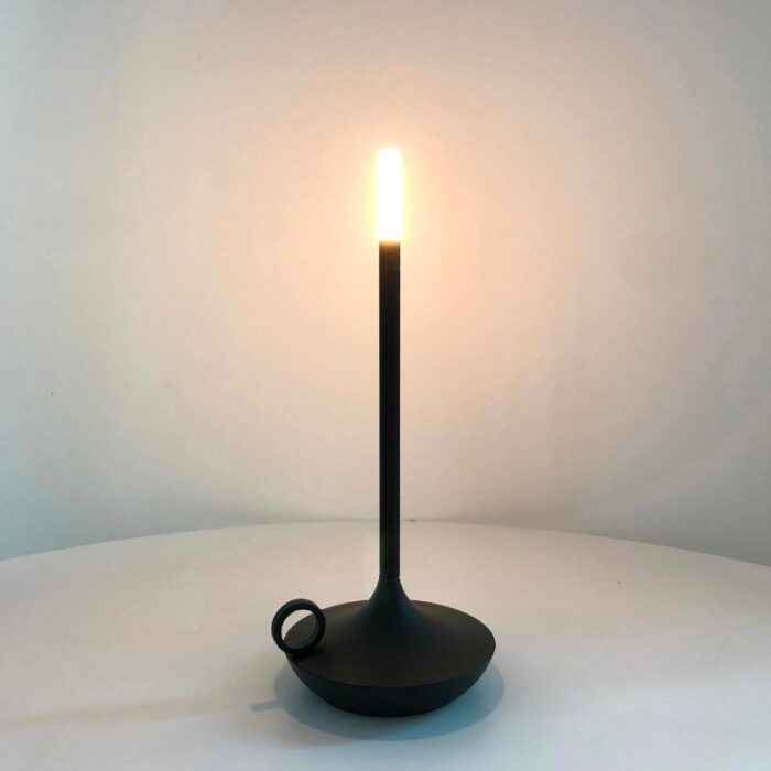 A Luminária de Mesa Estilo Vela Sem Fio traz um toque de sofisticação e charme para o seu envolvente. Seu design elegante imita a luz suave de uma vela verdadeira, proporcionando uma iluminação sem fio que pode ser ajustada, ideal para gerar uma atmosfera intimista em jantares românticos, momentos de relaxamento ou uma vez que um pormenor peculiar na sua decoração de festas.