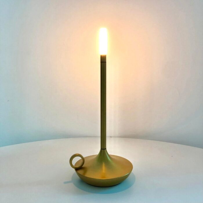 A Luminária de Mesa Estilo Vela Sem Fio traz um toque de sofisticação e charme para o seu envolvente. Seu design elegante imita a luz suave de uma vela verdadeira, proporcionando uma iluminação sem fio que pode ser ajustada, ideal para gerar uma atmosfera intimista em jantares românticos, momentos de relaxamento ou uma vez que um pormenor peculiar na sua decoração de festas.