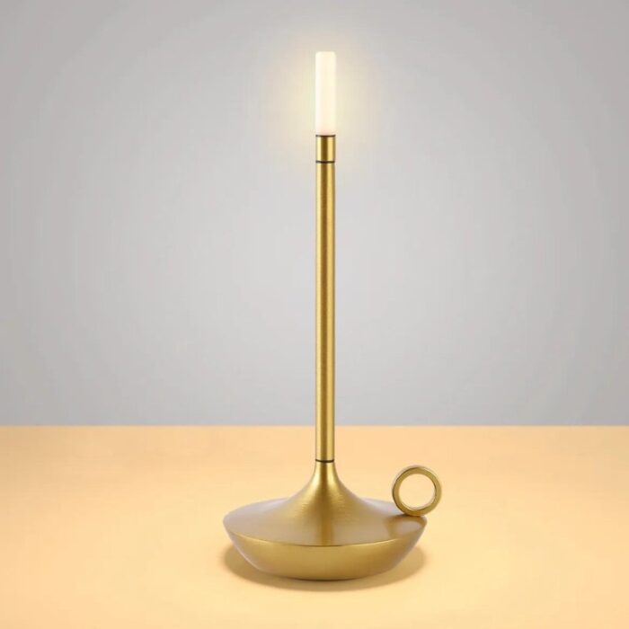 A Luminária de Mesa Estilo Vela Sem Fio traz um toque de sofisticação e charme para o seu envolvente. Seu design elegante imita a luz suave de uma vela verdadeira, proporcionando uma iluminação sem fio que pode ser ajustada, ideal para gerar uma atmosfera intimista em jantares românticos, momentos de relaxamento ou uma vez que um pormenor peculiar na sua decoração de festas.