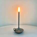 A Luminária de Mesa Estilo Vela Sem Fio traz um toque de sofisticação e charme para o seu envolvente. Seu design elegante imita a luz suave de uma vela verdadeira, proporcionando uma iluminação sem fio que pode ser ajustada, ideal para gerar uma atmosfera intimista em jantares românticos, momentos de relaxamento ou uma vez que um pormenor peculiar na sua decoração de festas.