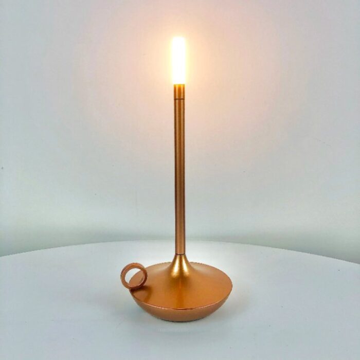 A Luminária de Mesa Estilo Vela Sem Fio traz um toque de sofisticação e charme para o seu envolvente. Seu design elegante imita a luz suave de uma vela verdadeira, proporcionando uma iluminação sem fio que pode ser ajustada, ideal para gerar uma atmosfera intimista em jantares românticos, momentos de relaxamento ou uma vez que um pormenor peculiar na sua decoração de festas.