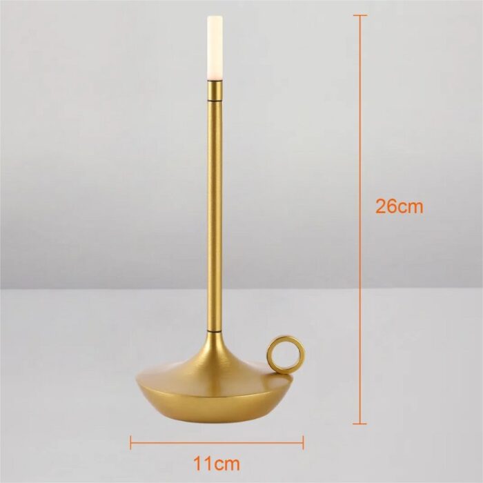 A Luminária de Mesa Estilo Vela Sem Fio traz um toque de sofisticação e charme para o seu envolvente. Seu design elegante imita a luz suave de uma vela verdadeira, proporcionando uma iluminação sem fio que pode ser ajustada, ideal para gerar uma atmosfera intimista em jantares românticos, momentos de relaxamento ou uma vez que um pormenor peculiar na sua decoração de festas.