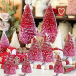 O Mini Árvore de Natal em Pinho para Decoração de Mesa é perfeito para fabricar pequenos cenários festivos e juntar um toque encantador à sua decoração de Natal. Com oito peças de tamanhos diferentes, essas árvores de pinho em miniatura são ideais para mesas, prateleiras e outros espaços, trazendo o espírito natalino para qualquer envolvente.