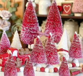 O Mini Árvore de Natal em Pinho para Decoração de Mesa é perfeito para fabricar pequenos cenários festivos e juntar um toque encantador à sua decoração de Natal. Com oito peças de tamanhos diferentes, essas árvores de pinho em miniatura são ideais para mesas, prateleiras e outros espaços, trazendo o espírito natalino para qualquer envolvente.