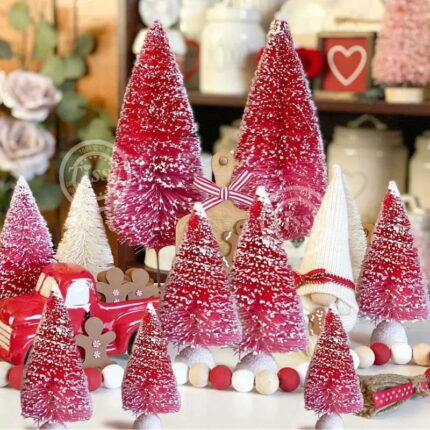 O Mini Árvore de Natal em Pinho para Decoração de Mesa é perfeito para fabricar pequenos cenários festivos e juntar um toque encantador à sua decoração de Natal. Com oito peças de tamanhos diferentes, essas árvores de pinho em miniatura são ideais para mesas, prateleiras e outros espaços, trazendo o espírito natalino para qualquer envolvente.