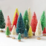 O Mini Árvore de Natal em Pinho para Decoração de Mesa é perfeito para fabricar pequenos cenários festivos e juntar um toque encantador à sua decoração de Natal. Com oito peças de tamanhos diferentes, essas árvores de pinho em miniatura são ideais para mesas, prateleiras e outros espaços, trazendo o espírito natalino para qualquer envolvente.
