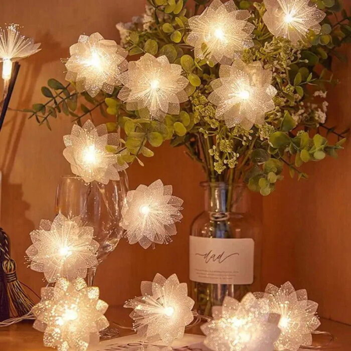 O Cordão de Luz Natalino com Flores Delicadas adiciona um toque privativo e encantador à sua decoração de Natal. Cada lâmpada é decorada com uma flor refinada, criando uma iluminação suave e acolhedora, perfeita para gerar uma atmosfera mágica e única. Deixe a magia do Natal envolver sua lar com nascente elegante e festivo cordão de luzes.