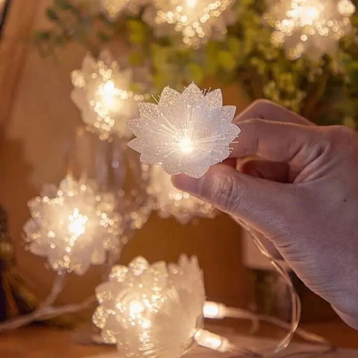 O Cordão de Luz Natalino com Flores Delicadas adiciona um toque privativo e encantador à sua decoração de Natal. Cada lâmpada é decorada com uma flor refinada, criando uma iluminação suave e acolhedora, perfeita para gerar uma atmosfera mágica e única. Deixe a magia do Natal envolver sua lar com nascente elegante e festivo cordão de luzes.