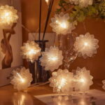 O Cordão de Luz Natalino com Flores Delicadas adiciona um toque privativo e encantador à sua decoração de Natal. Cada lâmpada é decorada com uma flor refinada, criando uma iluminação suave e acolhedora, perfeita para gerar uma atmosfera mágica e única. Deixe a magia do Natal envolver sua lar com nascente elegante e festivo cordão de luzes.