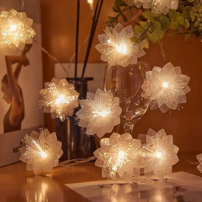 O Cordão de Luz Natalino com Flores Delicadas adiciona um toque privativo e encantador à sua decoração de Natal. Cada lâmpada é decorada com uma flor refinada, criando uma iluminação suave e acolhedora, perfeita para gerar uma atmosfera mágica e única. Deixe a magia do Natal envolver sua lar com nascente elegante e festivo cordão de luzes.