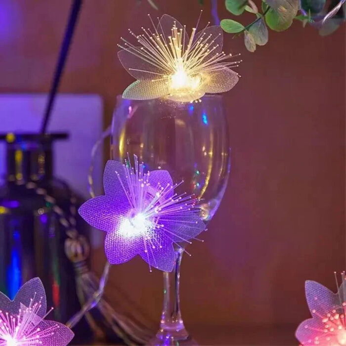 O Cordão de Luz Natalino com Flores Delicadas adiciona um toque privativo e encantador à sua decoração de Natal. Cada lâmpada é decorada com uma flor refinada, criando uma iluminação suave e acolhedora, perfeita para gerar uma atmosfera mágica e única. Deixe a magia do Natal envolver sua lar com nascente elegante e festivo cordão de luzes.