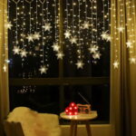 O Varal Seduzido de Luzes com Flocos de Neve VipZio traz toda a magia do inverno para sua decoração natalina. Com flocos de neve delicados que emitem uma luz suave, esse varal cria uma atmosfera acolhedora e encantadora, perfeita para envolver seu envolvente no clima festivo do Natal.
