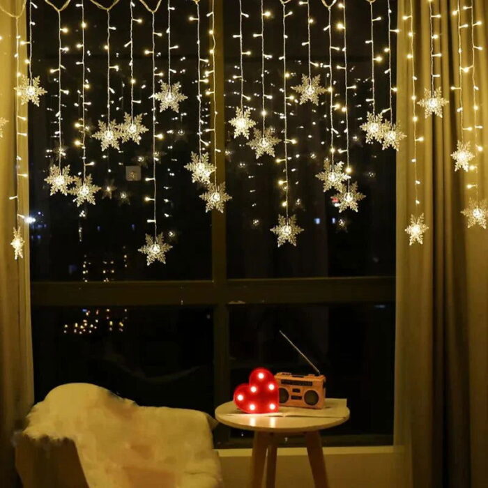 O Varal Seduzido de Luzes com Flocos de Neve VipZio traz toda a magia do inverno para sua decoração natalina. Com flocos de neve delicados que emitem uma luz suave, esse varal cria uma atmosfera acolhedora e encantadora, perfeita para envolver seu envolvente no clima festivo do Natal.