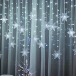 O Varal Seduzido de Luzes com Flocos de Neve VipZio traz toda a magia do inverno para sua decoração natalina. Com flocos de neve delicados que emitem uma luz suave, esse varal cria uma atmosfera acolhedora e encantadora, perfeita para envolver seu envolvente no clima festivo do Natal.