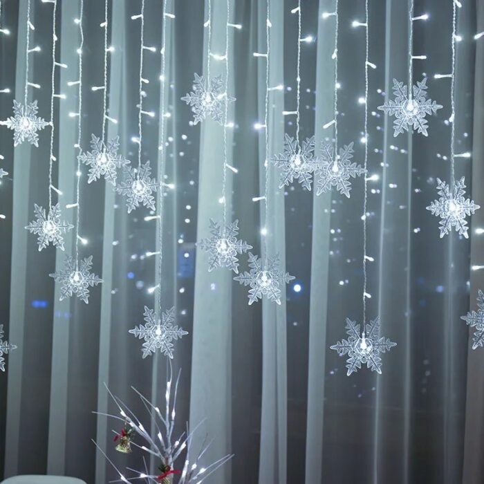 O Varal Seduzido de Luzes com Flocos de Neve VipZio traz toda a magia do inverno para sua decoração natalina. Com flocos de neve delicados que emitem uma luz suave, esse varal cria uma atmosfera acolhedora e encantadora, perfeita para envolver seu envolvente no clima festivo do Natal.