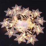 O Varal Seduzido de Luzes com Flocos de Neve VipZio traz toda a magia do inverno para sua decoração natalina. Com flocos de neve delicados que emitem uma luz suave, esse varal cria uma atmosfera acolhedora e encantadora, perfeita para envolver seu envolvente no clima festivo do Natal.