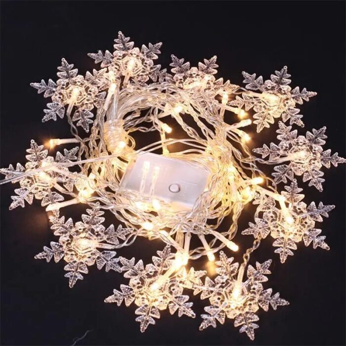 O Varal Seduzido de Luzes com Flocos de Neve VipZio traz toda a magia do inverno para sua decoração natalina. Com flocos de neve delicados que emitem uma luz suave, esse varal cria uma atmosfera acolhedora e encantadora, perfeita para envolver seu envolvente no clima festivo do Natal.