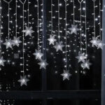 O Varal Seduzido de Luzes com Flocos de Neve VipZio traz toda a magia do inverno para sua decoração natalina. Com flocos de neve delicados que emitem uma luz suave, esse varal cria uma atmosfera acolhedora e encantadora, perfeita para envolver seu envolvente no clima festivo do Natal.