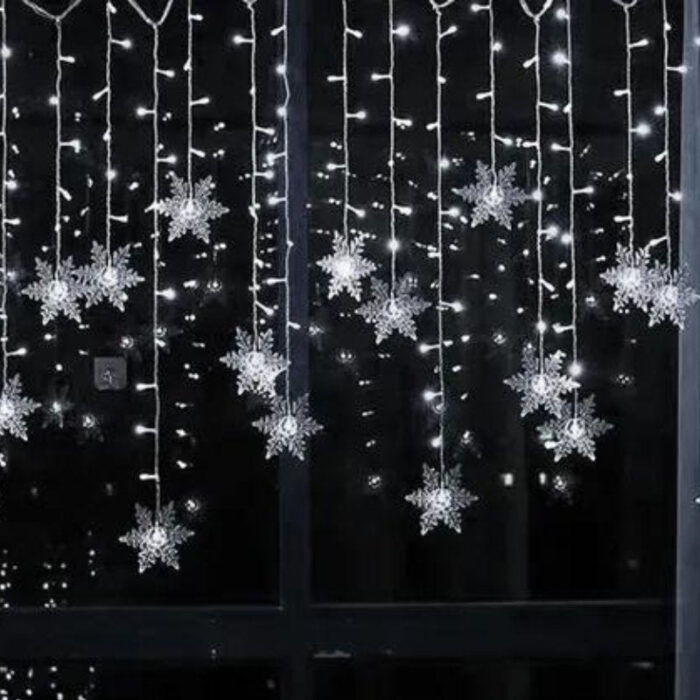 O Varal Seduzido de Luzes com Flocos de Neve VipZio traz toda a magia do inverno para sua decoração natalina. Com flocos de neve delicados que emitem uma luz suave, esse varal cria uma atmosfera acolhedora e encantadora, perfeita para envolver seu envolvente no clima festivo do Natal.