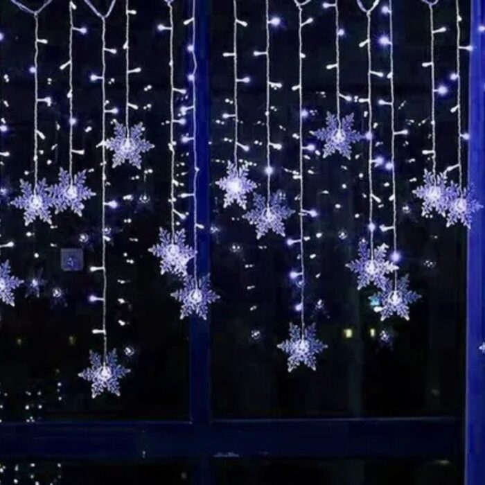 O Varal Seduzido de Luzes com Flocos de Neve VipZio traz toda a magia do inverno para sua decoração natalina. Com flocos de neve delicados que emitem uma luz suave, esse varal cria uma atmosfera acolhedora e encantadora, perfeita para envolver seu envolvente no clima festivo do Natal.