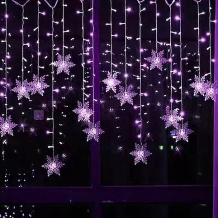 O Varal Seduzido de Luzes com Flocos de Neve VipZio traz toda a magia do inverno para sua decoração natalina. Com flocos de neve delicados que emitem uma luz suave, esse varal cria uma atmosfera acolhedora e encantadora, perfeita para envolver seu envolvente no clima festivo do Natal.